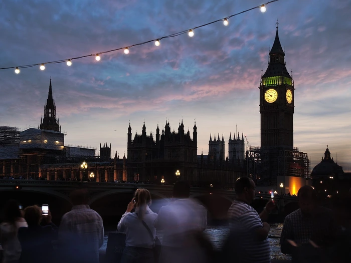 Turistas tirando foto próximo ao Big Ben durante a noite