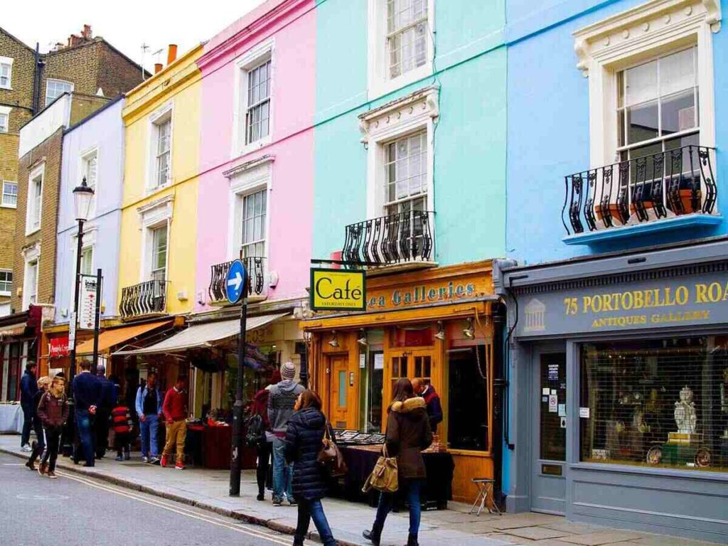 Ruas do mercado aberto de Portobello Road em Notting Hill