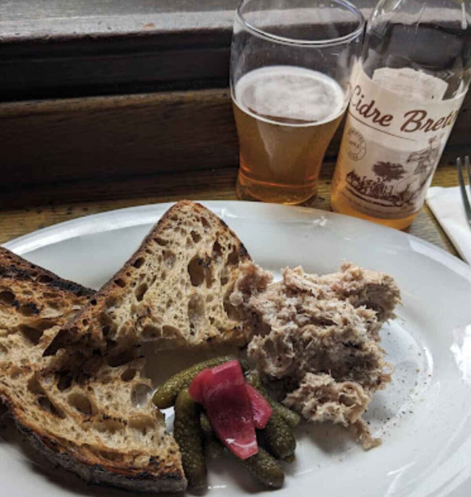 Pães e cerveja no pub