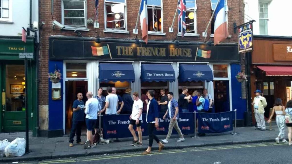 Fachada do pub The French House