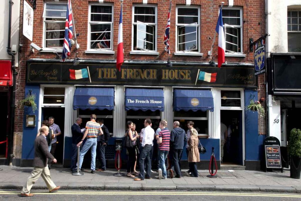 Fachada do pub em Londres chamado The French House