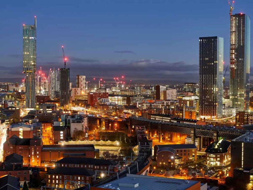 Vista noturna da cidade de Manchester na Inglaterra